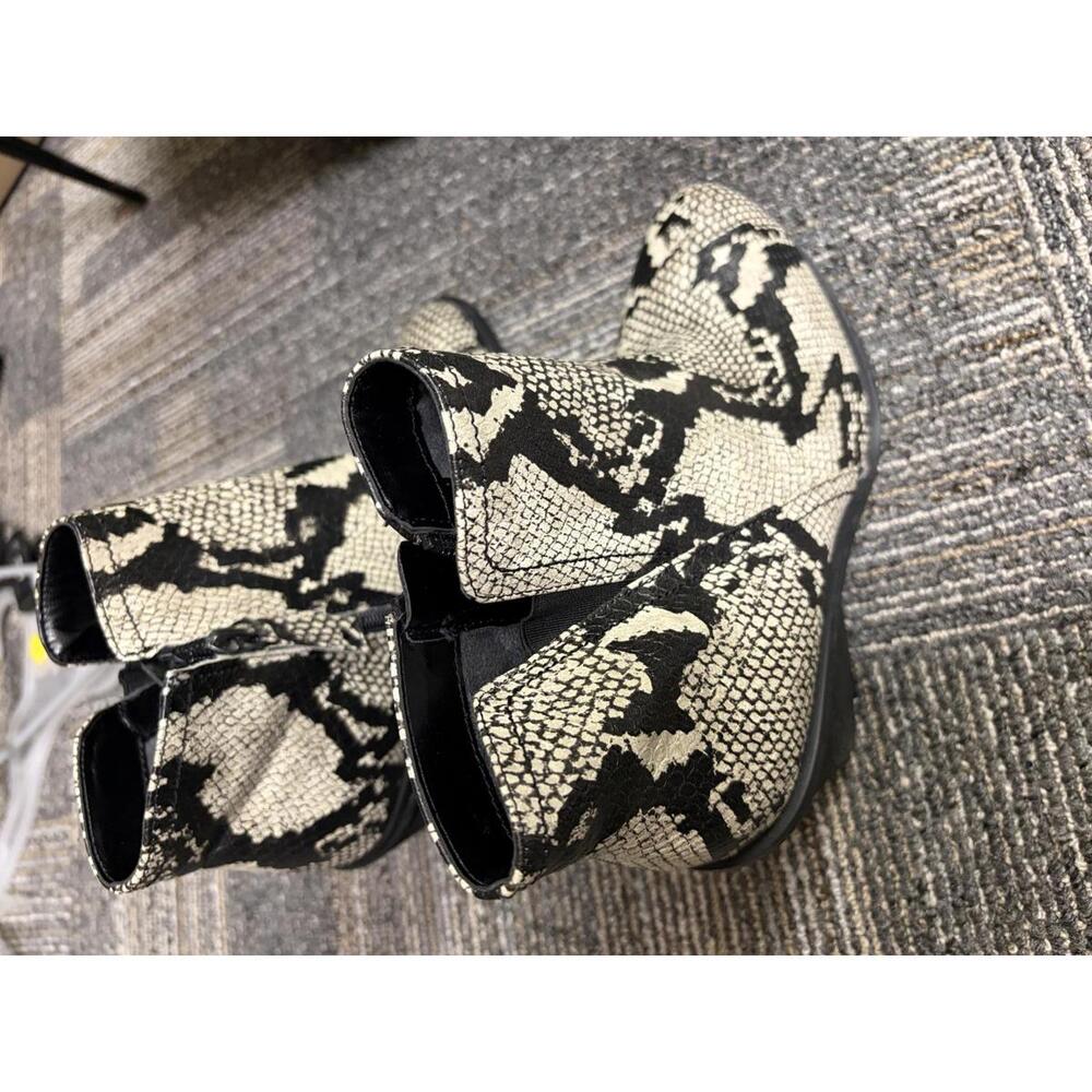 Women's Snake Print Ankle Boots with Side Zipper size 7